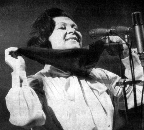 Клавдия Шульженко с синим платочком