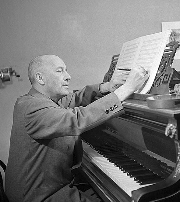 Исаак Дунаевский за работой